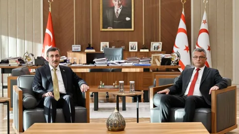Erhürman ile Yılmaz'ın görüşmesinde el sıkışma veya beraberlik vurgusu (görselde detay belirtilmemiş).