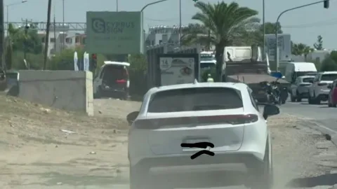 Bozuk trafik davranışı nedeniyle şikayet edilen bir araç sürücüsünü gösteren fotoğraf