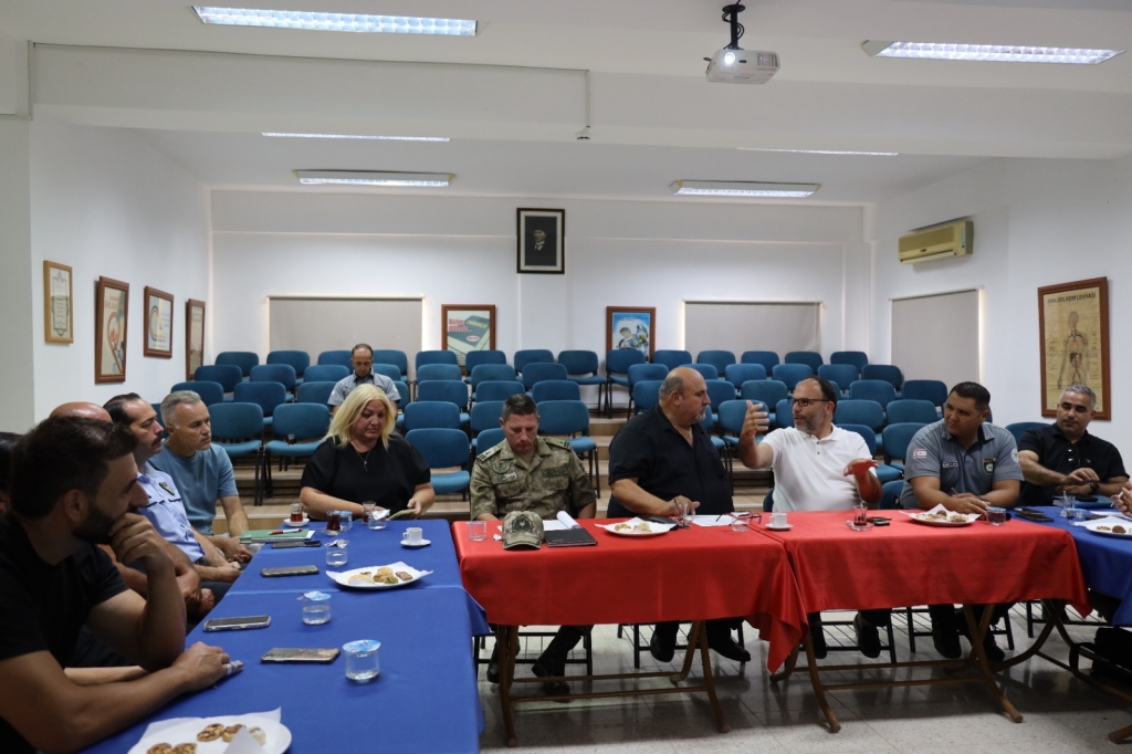 İskele İlçe Emniyet Kurulu toplantısına katılan yetkililer salon oturma düzeninde görüşüyor