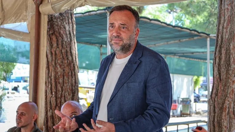 Zeki Çeler konuşurken mikrofonların önünde, taşımacılıkta kalıcı sistem vurgusu yapıyor