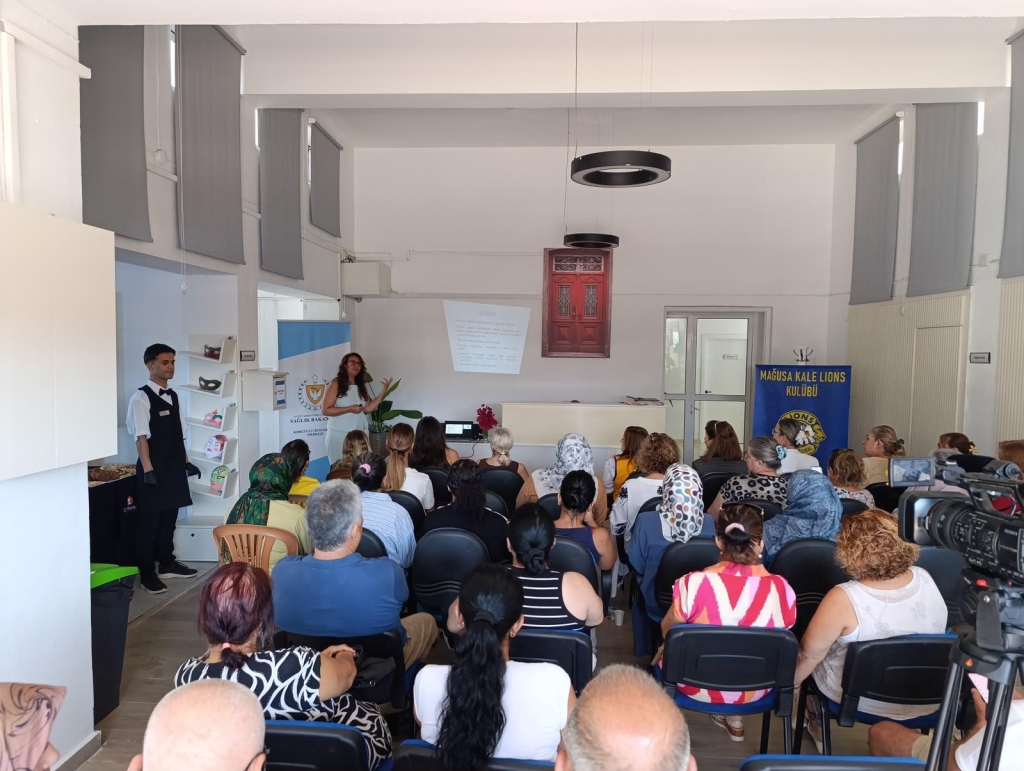 Alzheimer farkındalığı etkinliğinde bir araya gelmiş katılımcılar, destek ve bilgilendirme amaçlı pankartlarla bekliyor