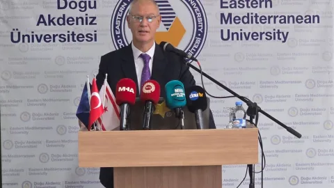 Hasipoğlu konuşurken, kadınları güçlendiren ve aileyi destekleyen sosyal hizmet yaklaşımını vurguluyor