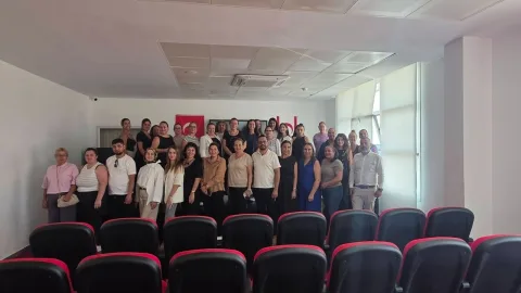 Sosyal Hizmetler Dairesi personeline yönelik sınıf içi eğitim oturumu; katılımcılar not alıyor ve eğitmen anlatıyor