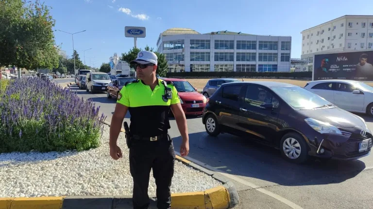 Lefkoşa’da mesai çıkışı trafikte duraksayan araçlar ve görev yapan polis ekipleri