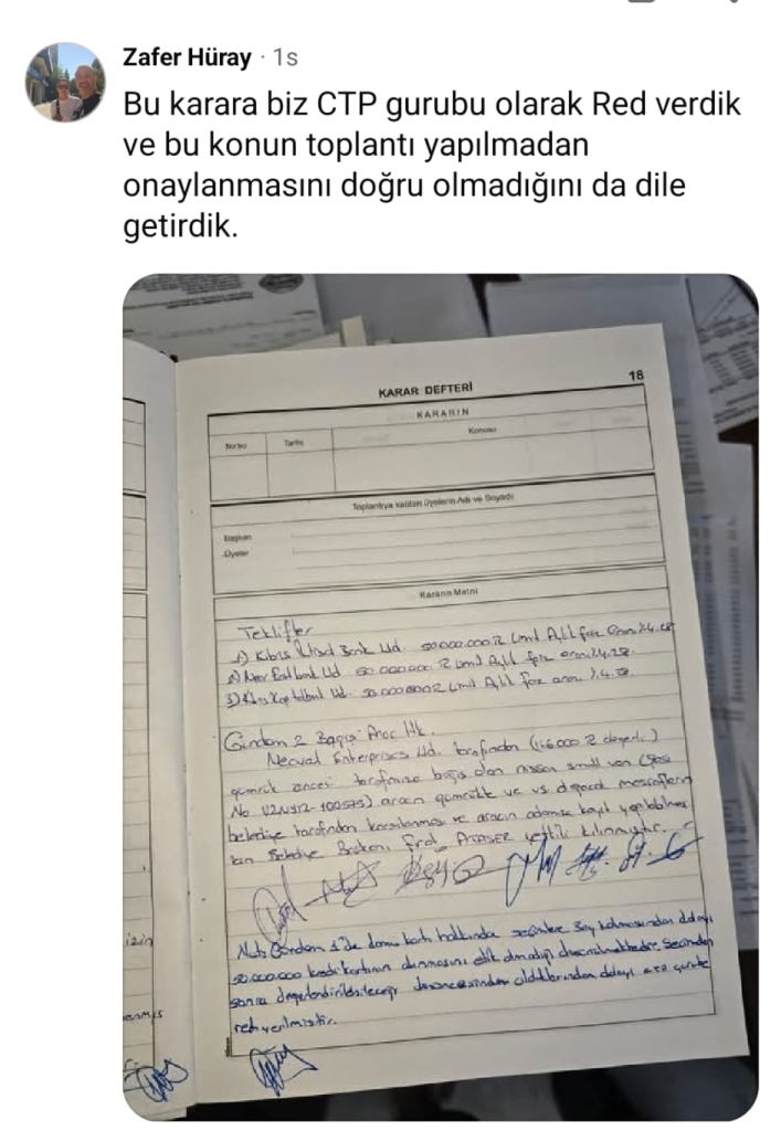 Akgüney konuşurken ciddi ifadeyle mikrofon karşısında duruyor.