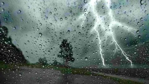 Koyu bulutlar ve yağmurlu havayı çağrıştıran manzara, fırtına uyarısını çağrıştıran atmosfer
