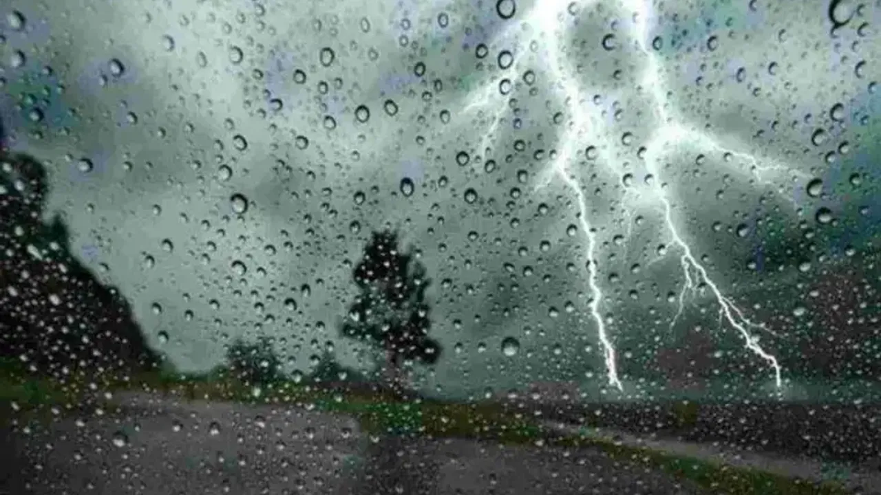Koyu bulutlar ve yağmurlu havayı çağrıştıran manzara, fırtına uyarısını çağrıştıran atmosfer