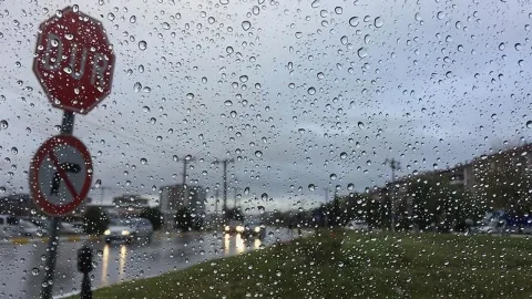 Hava sıcaklığının düşeceğini ve yarın ile pazartesi sağanak beklendiğini belirten haber başlığı