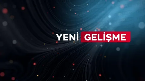 Bakan Gürlek konuşurken, arka planda resmi rengârenk paneller ve Türk bayrağı görülüyor