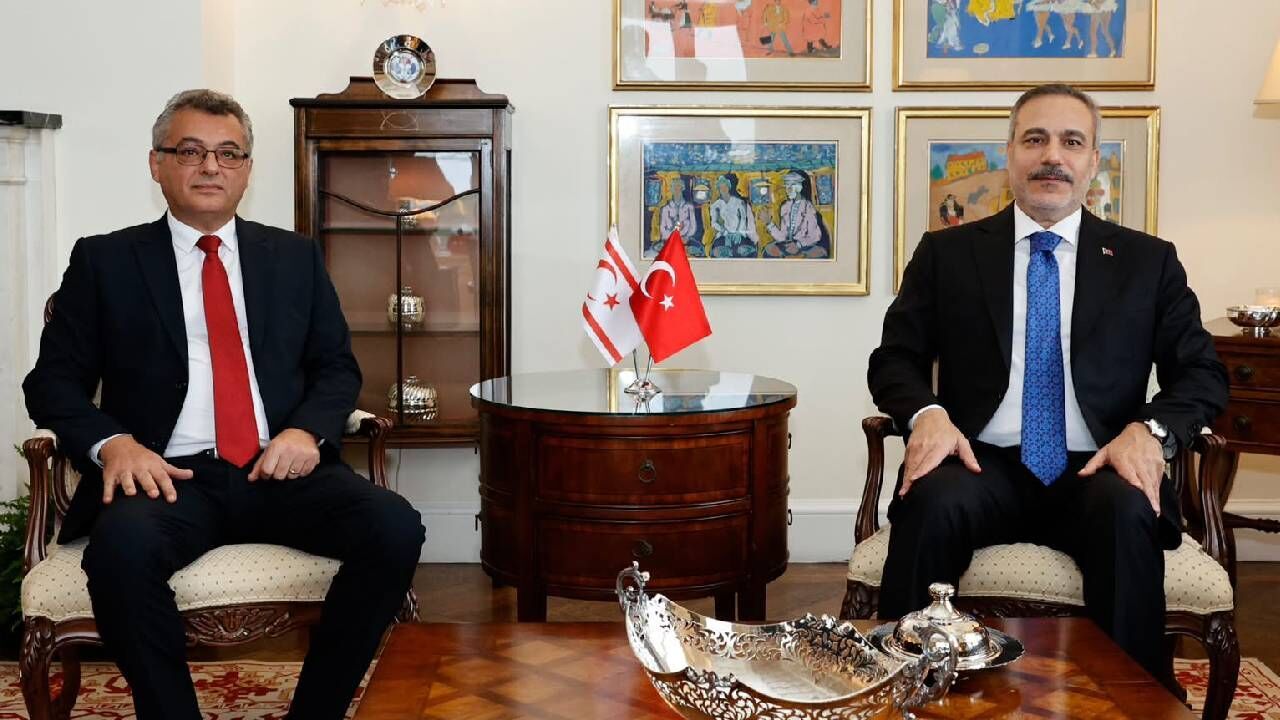 Cumhurbaşkanı Erhürman ve Fidan görüşürken yan yana oturuyor