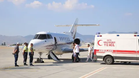Alabora olan gemiden kurtarılan hamile kadın ambulans uçakla Türkiye’ye gönderilirken sedyede taşınıyor