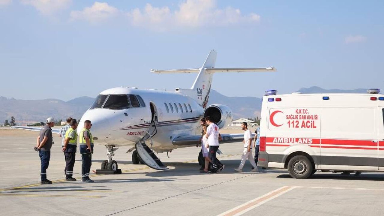 Alabora olan gemiden kurtarılan hamile kadın ambulans uçakla Türkiye’ye gönderilirken sedyede taşınıyor