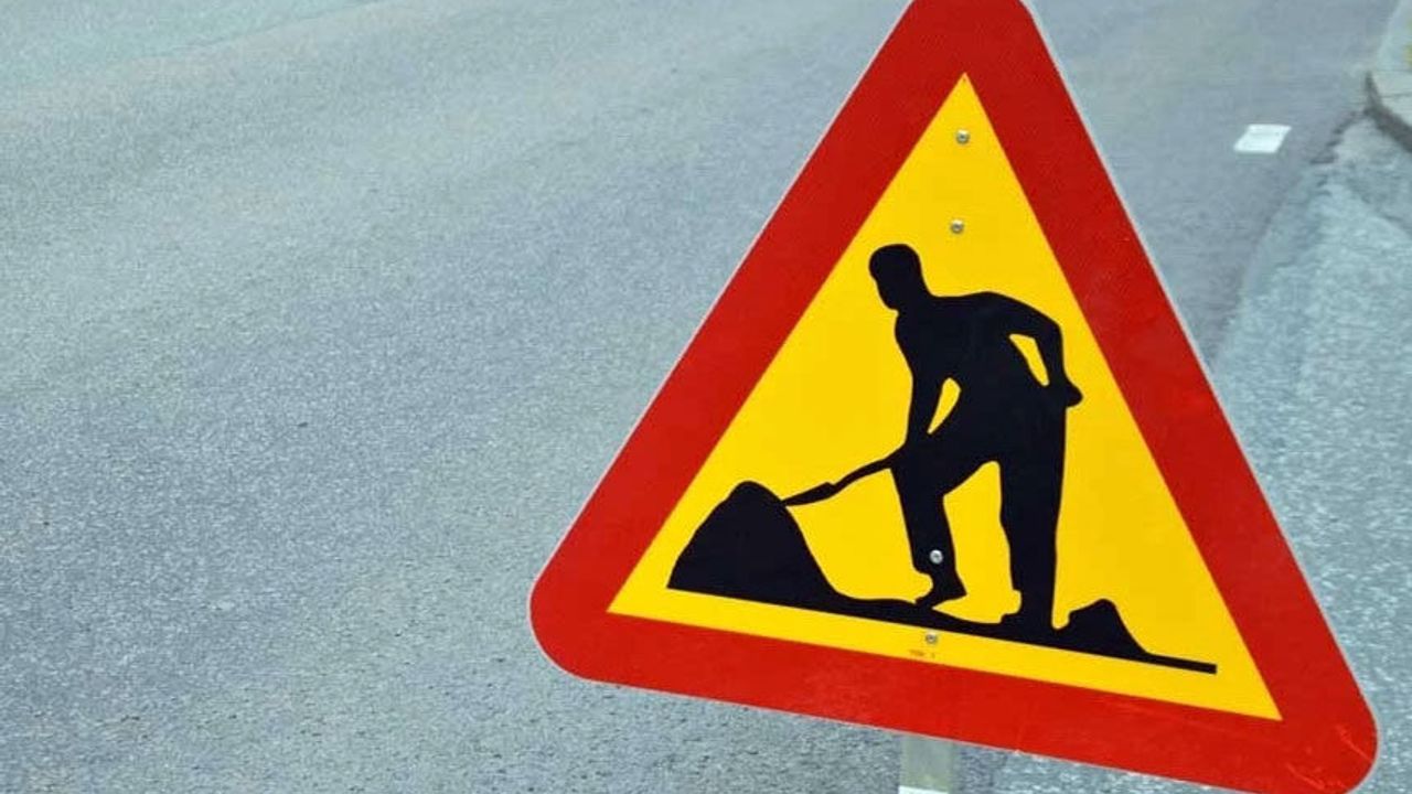 Çayırova-Pamuklu ana yolunda 10 Kasım’a kadar sürecek bakım ve onarım çalışmasını gösteren yol çalışması görüntüsü