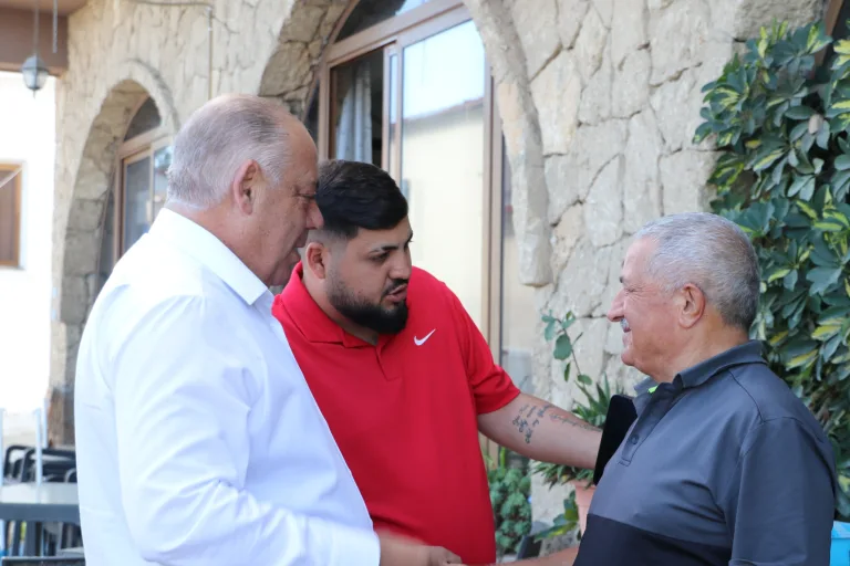 Albayrak konuşurken Arapköy esnafı dinliyor