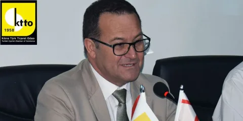 Deniz konuşurken mikrofonlara bakıyor, arkasında boş fon