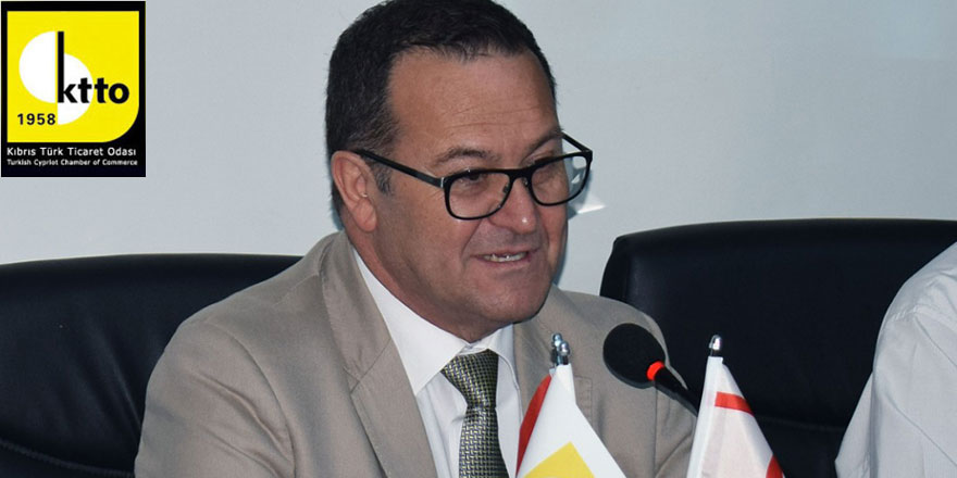 Deniz konuşurken mikrofonlara bakıyor, arkasında boş fon