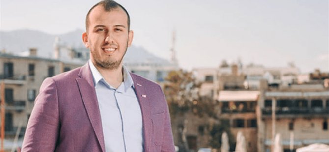 Yusuf Avcıoğlu haberiyle ilgili resmi, istifa ve adaylıktan çekilmeyi yansıtan gazetecilik görseli