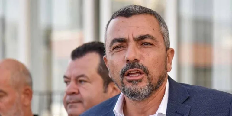 Kamu-İş sendika üyeleri Haspolat Tangül Çağıner Sevgi Evi önünde grev düzenliyor