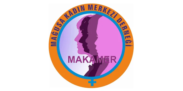 MAKAMER logosu ve panel başlığı afişi önünde bir konuşmacı kürsüde oturuyor