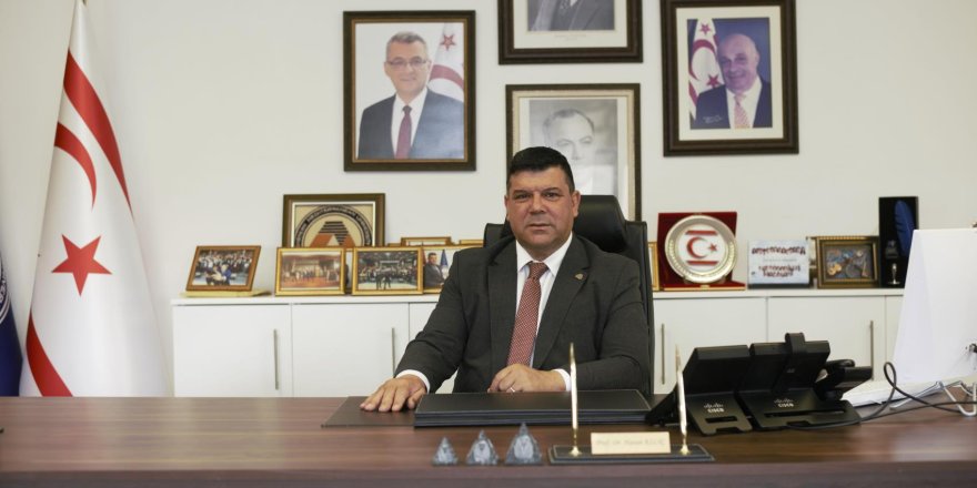 Prof. Dr. Hasan Kılıç konuşurken mikrofon önünde görünür.