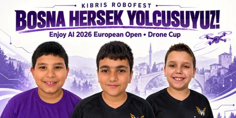 Drone Cup şampiyonları ödül töreninde, kutlama ve kupalarla birlikte