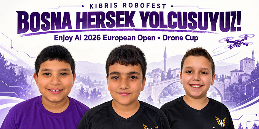 Drone Cup şampiyonları ödül töreninde, kutlama ve kupalarla birlikte