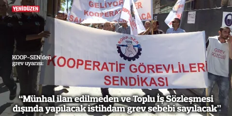 KOOP-SEN pankartı veya temsilcileriyle grev uyarısı gösteren bir sahne