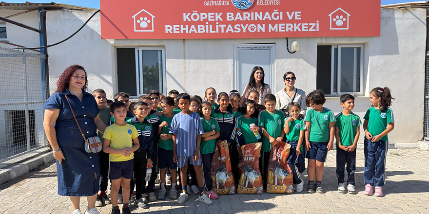 İlkokul öğrencileri GMB Başkanı Uluçay ile birlikte, barınağa yapılan bağışı gösteren grup fotoğrafı