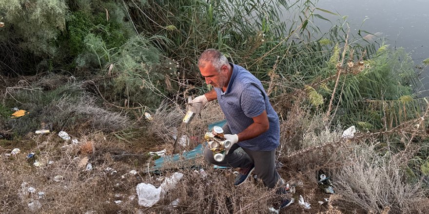 Ayluga Sulak Alanı’nda gönüllüler temizlik yapıp kuşları gözlemliyor