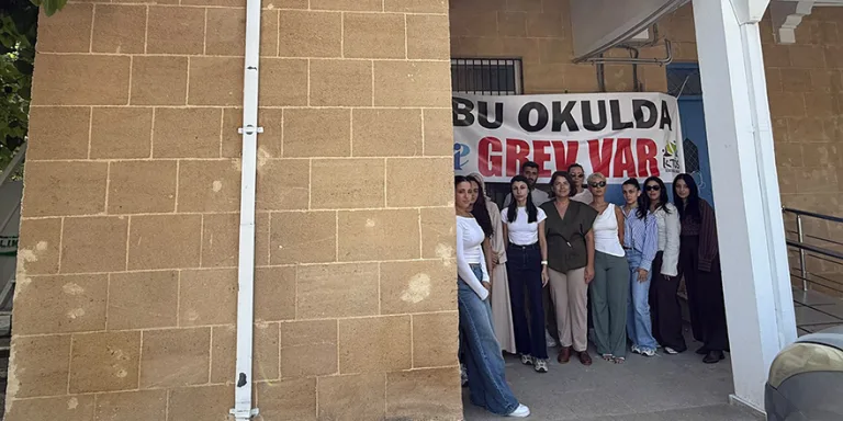 KTÖS üyeleri Girne Özel Eğitim ve İş Eğitim Okulu önünde iş bırakma eylemi düzenliyor