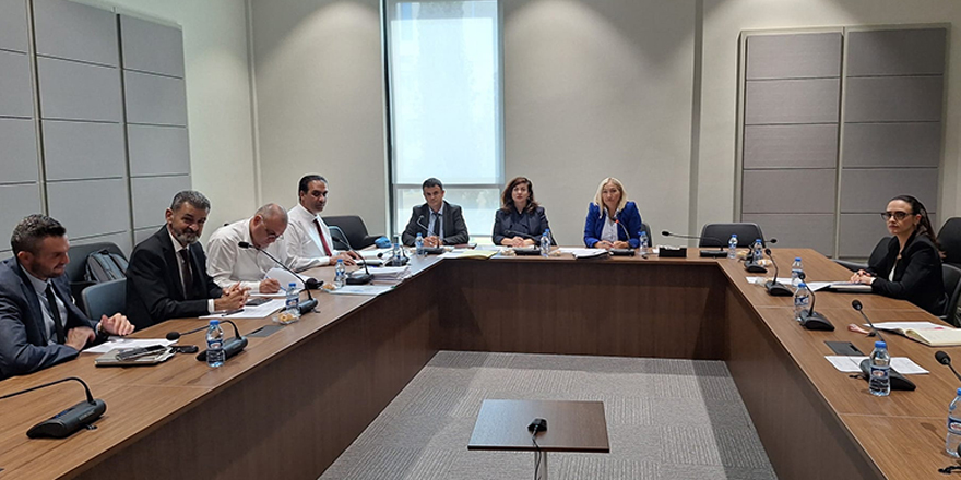 Öğrenci yurtları protokolü komite toplantısını çağrıştıran resmi gösteren fotoğraf
