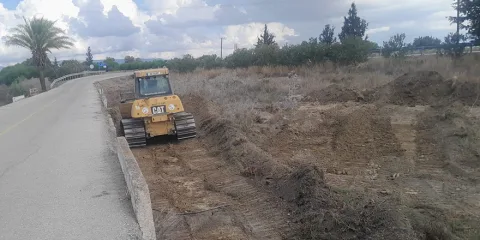 Mesarya Belediyesi ekiplerinin dere ıslah çalışmalarında temizlenen ve düzenlenen dere yatağı görünümü