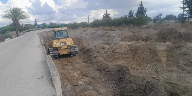 Mesarya Belediyesi ekiplerinin dere ıslah çalışmalarında temizlenen ve düzenlenen dere yatağı görünümü