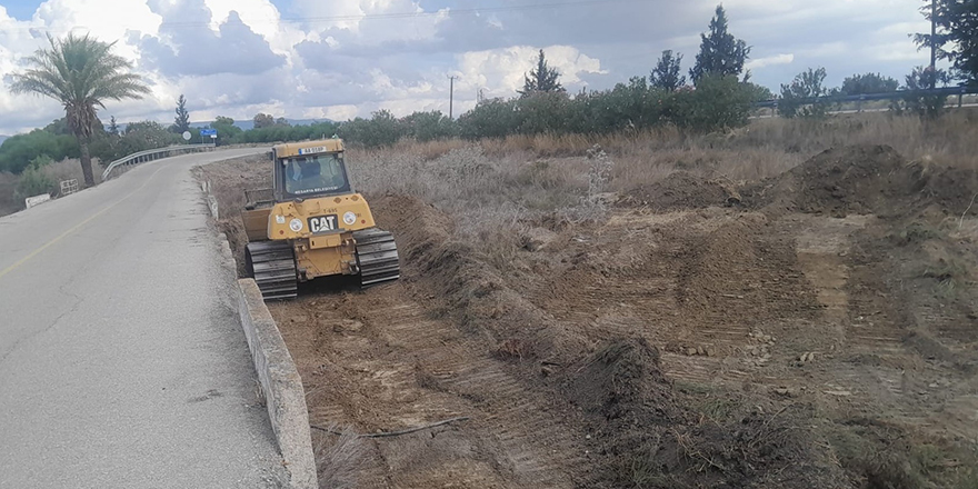 Mesarya Belediyesi ekiplerinin dere ıslah çalışmalarında temizlenen ve düzenlenen dere yatağı görünümü