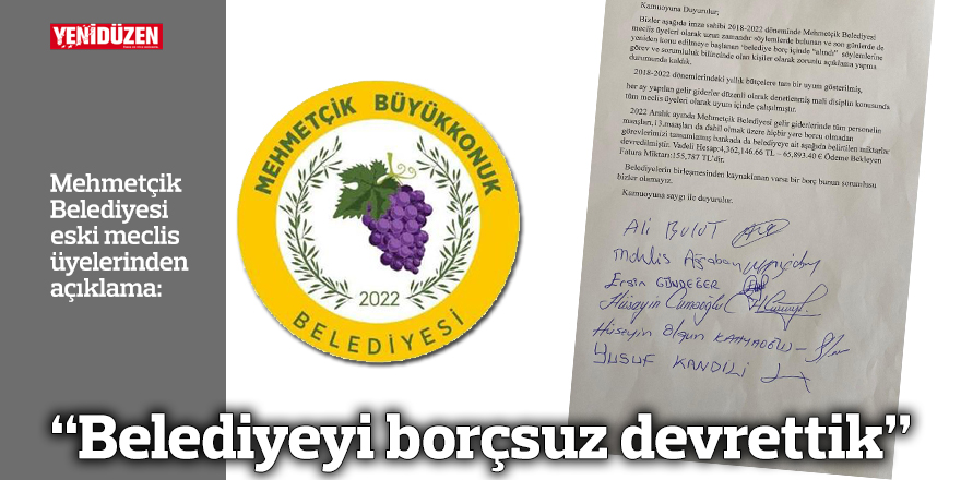 Belediye yetkilileri el sıkışırken belediye binası ve Türk bayrağı görünür.
