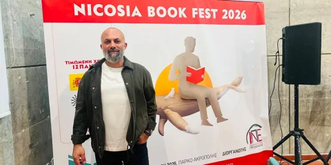 Korkmazhan kitap festivalinde konuşma yaparken sahnede duruyor