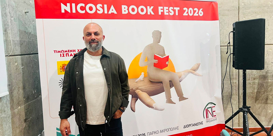 Korkmazhan kitap festivalinde konuşma yaparken sahnede duruyor