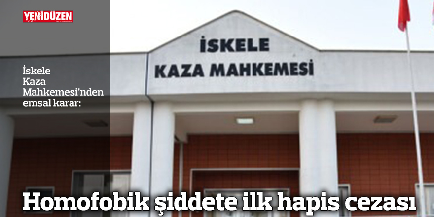 Mahkeme salonunda yargılamaya ilişkin duruşma görüntüsü, hakim ve dosya üzerinde odaklanılmış