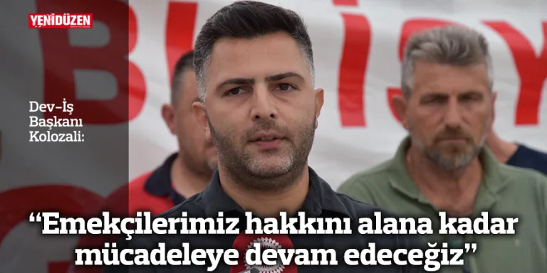 Emekçi sloganlarıyla dolu bir eylem; pankart ve eller havada dayanışma görüntüsü