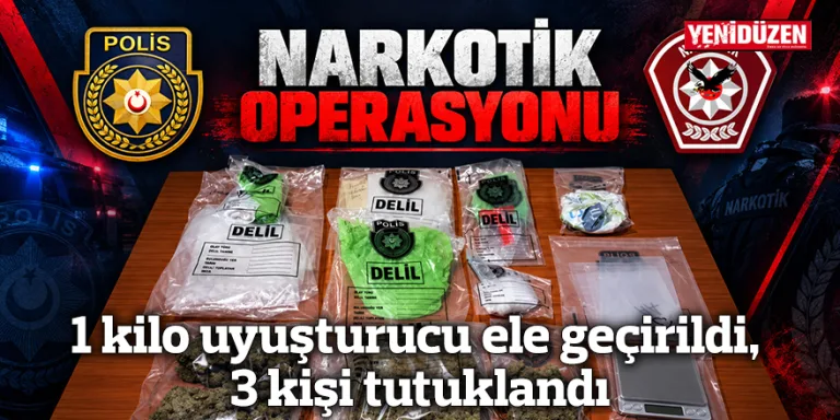 Uyuşturucu madde paketleri ve polis ekipleriyle ele geçirilen madunlar masada serili halde