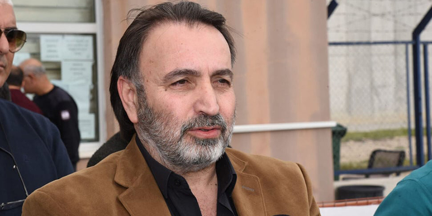 Atan konuşuyor, arka planda parti veya sendika sembolleri görünüyor