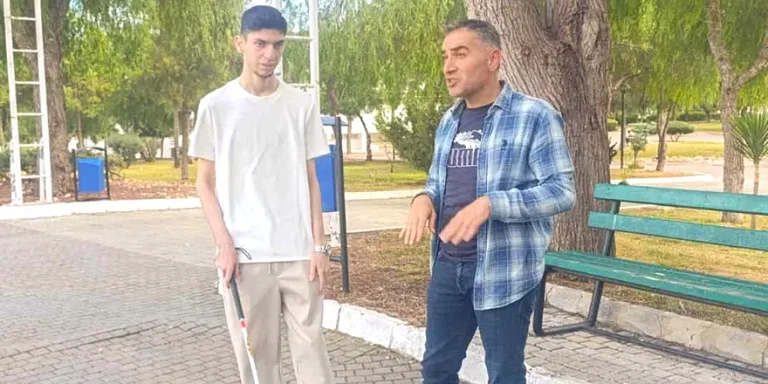 DAÜ Engelli Öğrenci Birimi çalışanları kampüste erişilebilirlik ve bağımsız hareketi destekleyen düzenlemeler hakkında bilgi verirken