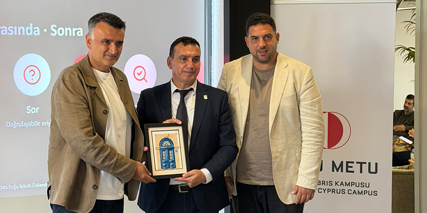 Bilim Kafe etkinliğinde konuşmacılar kürsüde yapay zeka konusunu tartışıyor