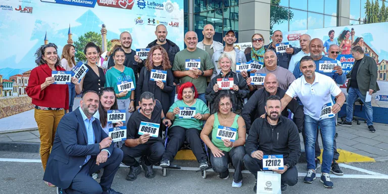 TDP heyetinin Lefkoşa maratonuna katılımını gösteren grup fotoğrafı