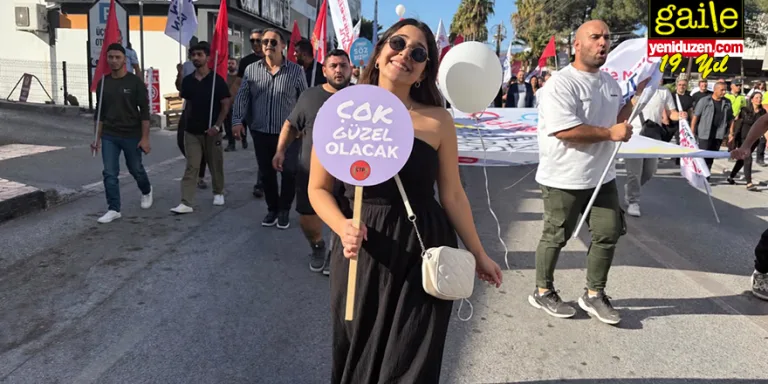 Sonay Demirpençe röportaj verirken, konuşurken ve düşünceli bir ifadeyle
