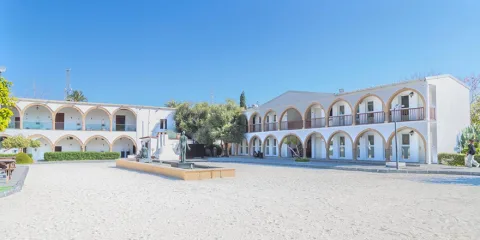 Prof. Dr. Ümit Kocabıçak konuşma yaparken kürsüde ve arka planda ARUCAD logosu
