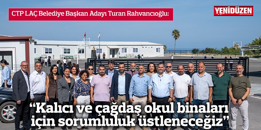 Rahvancıoğlu konuşma yaparken, arka planda eğitimle ilgili görseller ve mikrofonlar görünüyor
