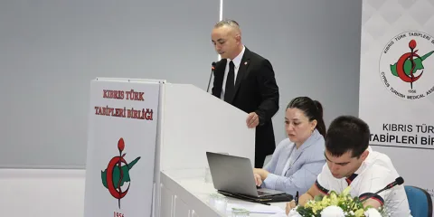 Tabipler Birliği Başkanı Ceyhun Dalkan kürsüde konuşuyor