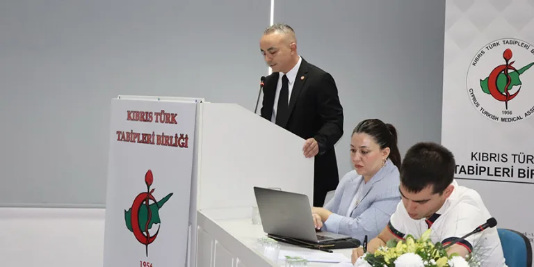 Tabipler Birliği Başkanı Ceyhun Dalkan kürsüde konuşuyor