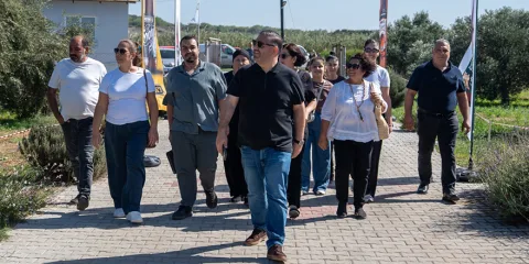 Rahvancıoğlu, Akdeniz köyünde Ecolive Hasat Festivali sırasında etkinlik alanında yürürken